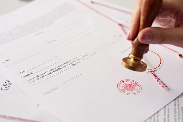 Văn phòng công chứng có bị đình chỉ hoạt động khi không đăng ký hành nghề cho công chứng viên của văn phòng không?